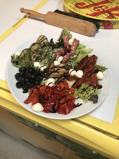 Assiette d'antipasti : légumes grillés, mozzarella, charcuterie