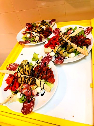 Assiettes d'antipasti en préparation dans la cuisine de Pizza Lina