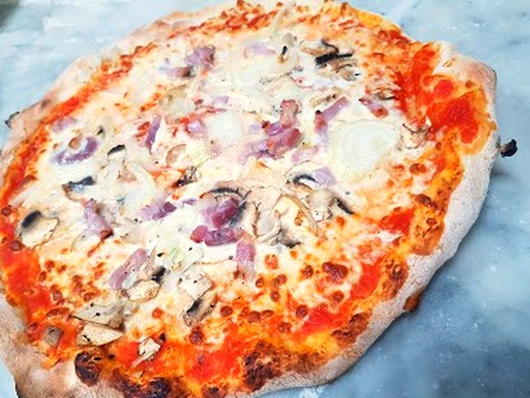 Pizza artisanale de Pizza Lina, tout juste sortie du four